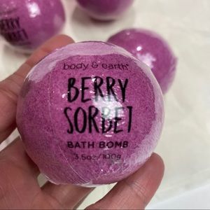 Body & Earth berry sorbet bath bombs box of 8